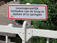 850312 Afbeelding van een waarschuwingsbordje bij de Abel Tasmanbrug over de Leidsche Rijn te Utrecht, met de ...